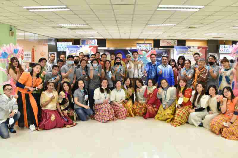 友達推動「安心、、創新、、、用心、、、、同心、、、、盡心」五星職旅，，，為菲籍員工打造全方位照護，，，，首度贏得「人權實踐與發展領袖獎」殊榮