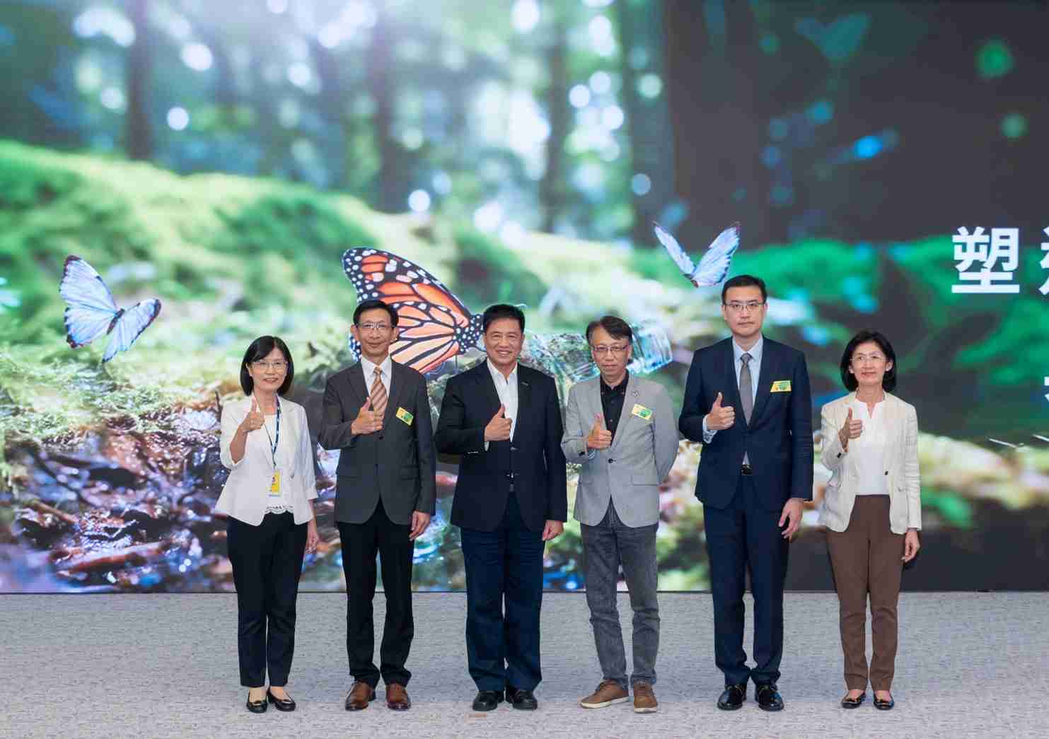 友達2023 CSR共榮大會，，邀請領域專家分享交流生物多樣性管理趨勢、、、無塑產品、、、海廢永續塑料等議題  （圖左到右：友達光電永續長古秀華、、、、3M台灣技術長陳君杰、、、友達光電董事長暨集團策略長彭双浪、、、、光寶科技企業永續發展處處長陳慶暉、、、安永聯合會計師事務所執業會計師曾于哲、、友達光電供應鏈總部副總經理吳宜芳）