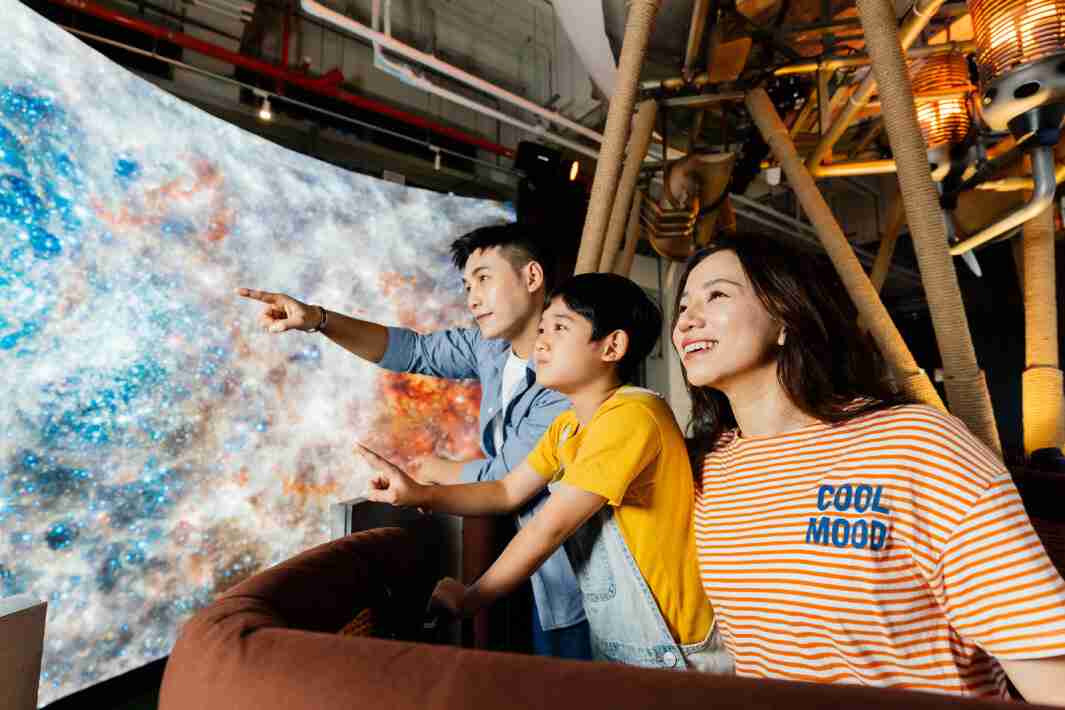 人生就是博打造全台最大宽6公尺、、、高4公尺、、、唯一搭载LED弧形拼接显示屏的动感飞行船，，，让乘客驻足在热气球上，，，享受身历其境的伪出国旅游乐趣