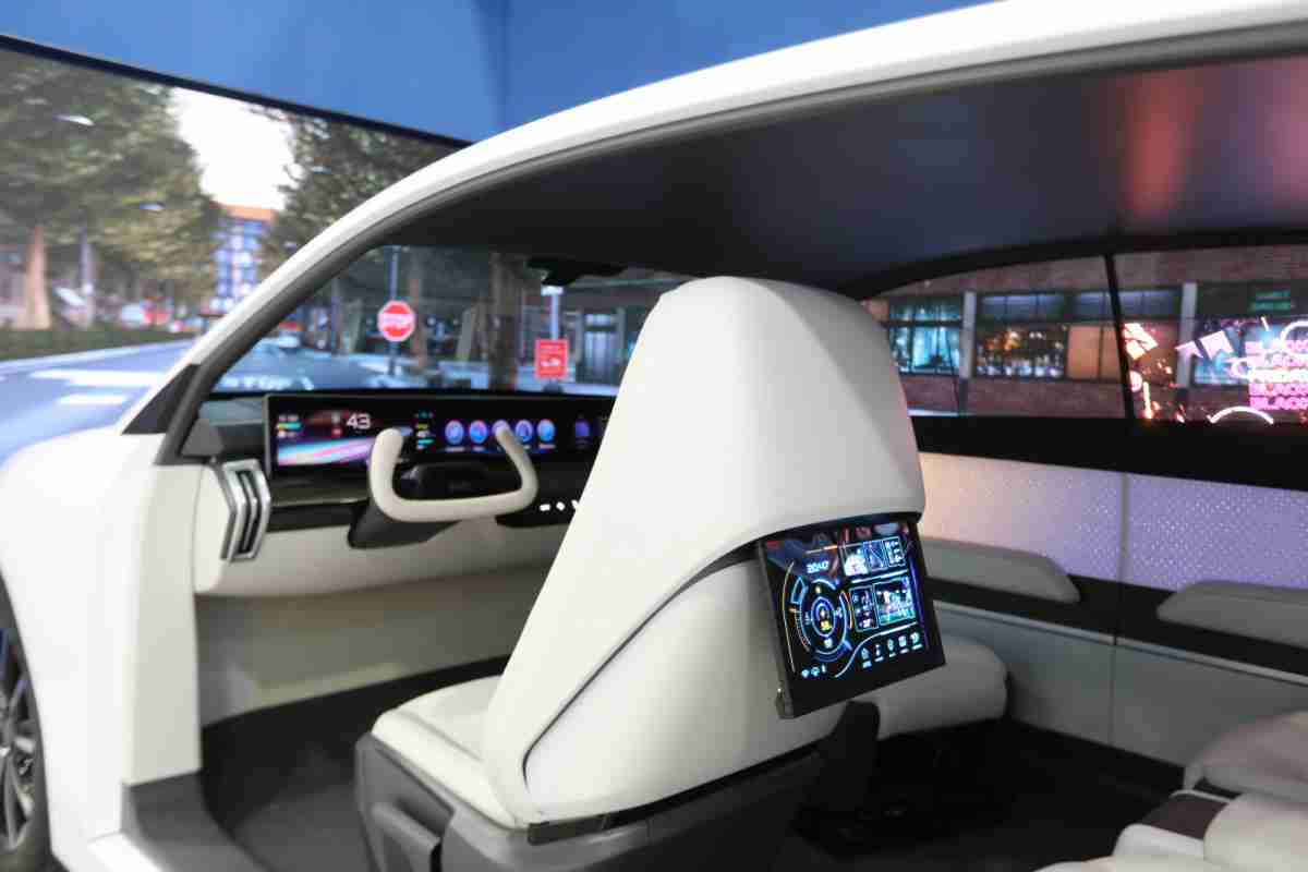 人生就是博的「可卷式后座娱乐显示器」加强后座乘客的感官体验，，，，并保有个性化设计，，可依使用偏好进行动态调整。。。