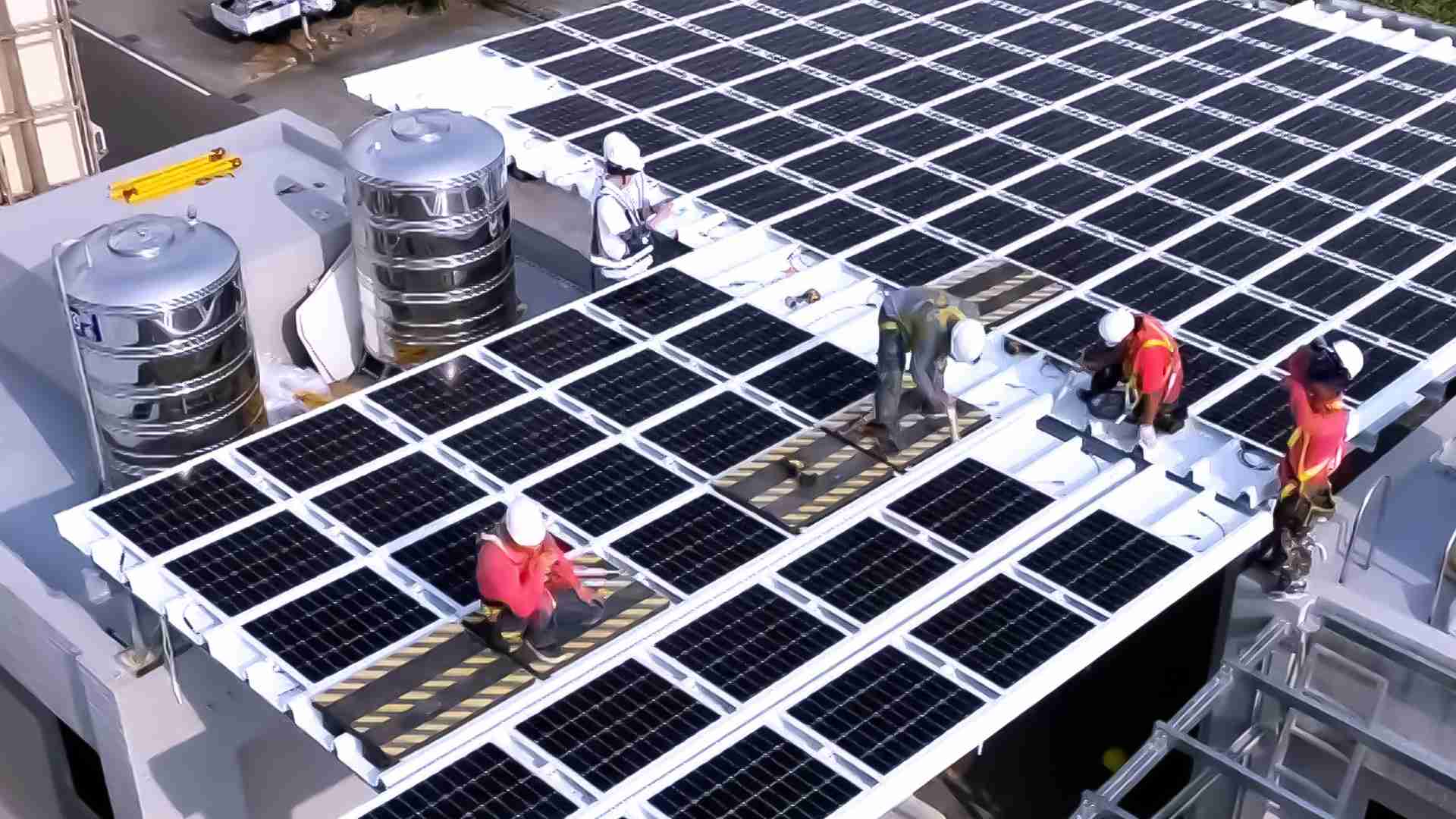 人生就是博着力于替代能源之技术研发，，如光电浪板的相关制程、、、、设备与产品，，其中所开发之光电整合型浪板，，，，减少传统金属支架安装，，更提升耐候度，，，，可广泛运用于多元场域，，并辅助建筑达到净零碳排目标