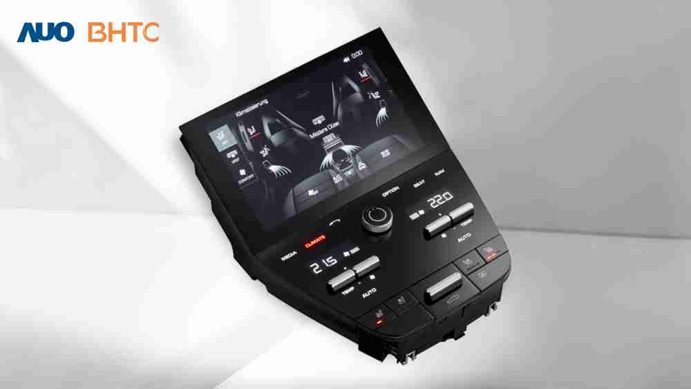 作為友達新生力軍，，，BHTC所展示的中央與後座鞍部的Display HMI產品，，，可處理多區恆溫控制、、、、顯示畫面，，，呈現仿真3D車室分區；以力傳感技術精準傳遞觸感，，並結合音量及震動反饋，，，，防止意外啟動，，，，提供使用者自然流暢、、、、直觀且輕鬆駕馭的舒適介面