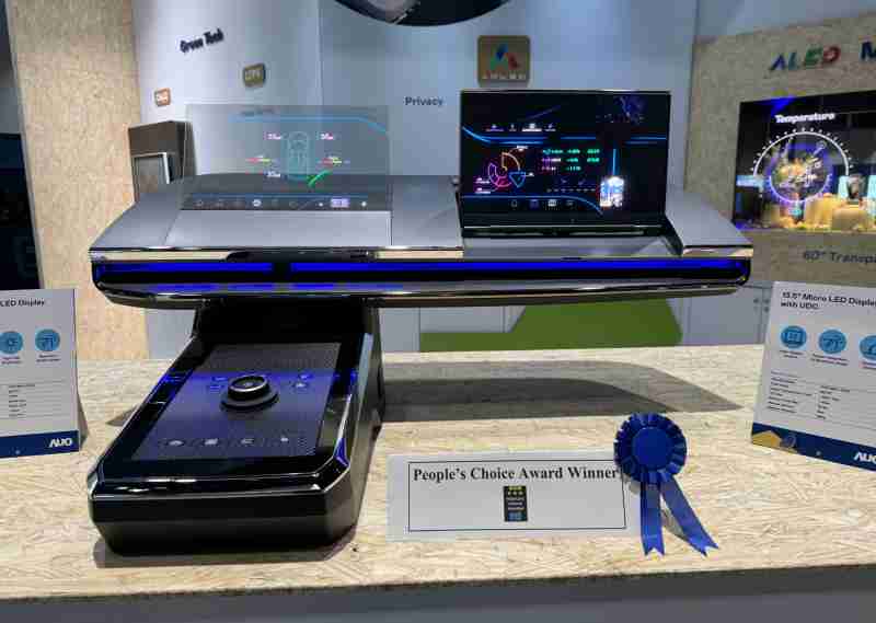 人生就是博车用Micro LED Display HMI解决方案获”最佳车用显示奖”，，以用户为中心开发，，针对前座驾驶与乘客设计兼具娱乐与安全的高画质屏幕，，，，包含车舱前座的Micro LED透明屏幕及全球首款内建镜头的智慧Micro LED显示器