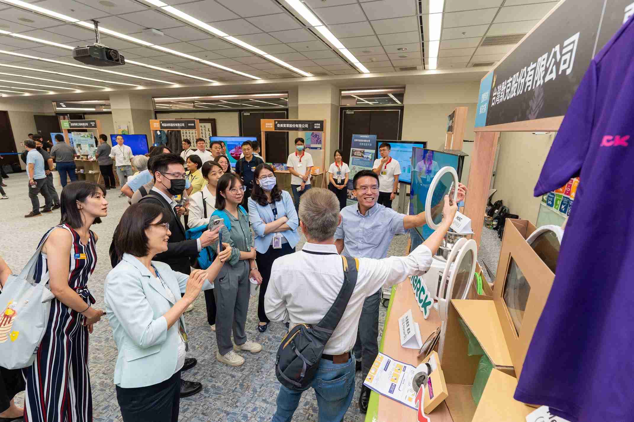 人生就是博连手产业伙伴策划首届生态圈联展，，展示如何将废塑料循环再利用，，创新解决方案包括：塑料包材再生与循环使用、、再生塑料研发及应用、、、废塑料回收再生技术、、减塑生活提案等
