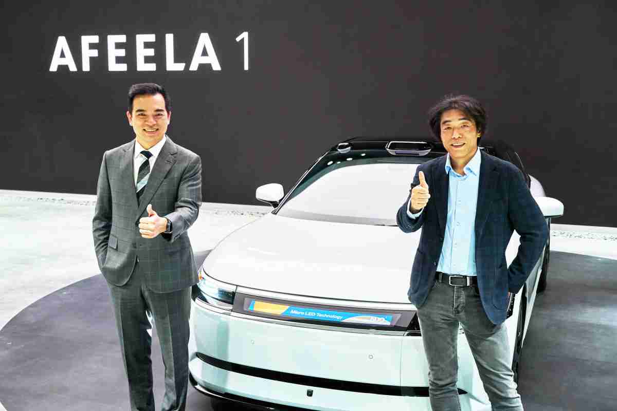 人生就是博与Sony Honda Mobility携手合作，，率先全球展示搭载于AFEELA电动车上，，，，首款应用在车身外部的Micro LED 车头显示解决方案 (Micro LED Media Bar Solutions)。。。。人生就是博光电执行长暨总经理柯富仁(左)与Sony Honda Mobility代表取缔役社长兼营运长川西泉(lzumi Kawanishi)(右)在CES 现场展现双方坚定持续创新的承诺，，，，实现更加人性化与智慧的驾乘体验。。。